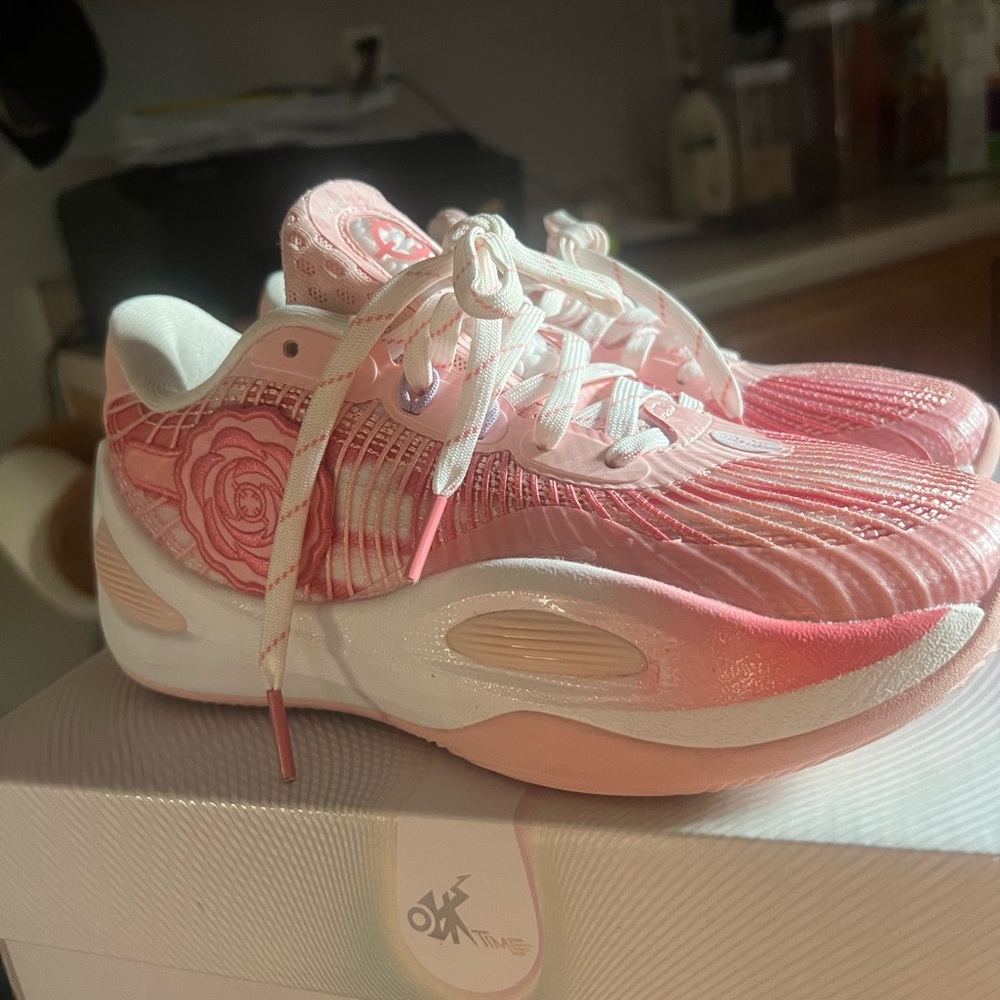 Rigorer AR1 “Valentine Day” Womens Basketball shoes